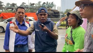 Ketua Umum Relawan Anies Presiden Indonesia (R-API) Fritz Alor Boy memberikan keterangan di kawasan Patung Kuda, Jakarta Pusat, Jumat 5/4/2024. I Ari Kurniansyah/Forum Keadilan
