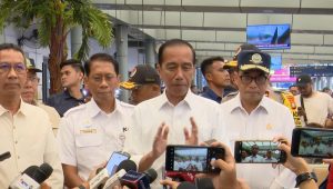 Presiden Joko Widodo (Jokowi) memberikan keterangan pers setelah meninjau pergerakan orang di Stasiun Pasar Senen, Jakarta Pusat, Senin, 8/4/2024. | Youtube Sekretariat Presiden