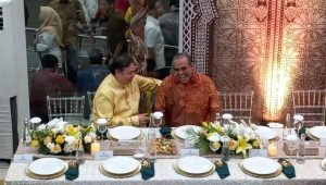 Menko Perekonomian Airlangga Hartarto saat berbincang dengan Sekretaris Jenderal Partai Gerindra Ahmad Muzani dalam acara halal bihalal Golkar di Jakarta Barat, Senin, 15/4/2024. I M.Hafid/Forum Keadilan