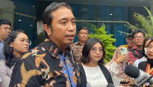 Kuasa Hukum Korban, Aristo Pangaribuan (kiri), Maria Prosperiani (kanan), kepada media di kantor DKPP, Jakarta Pusat, Kamis 18/4/2024. | Ari Kurniansyah/Forum Keadilan