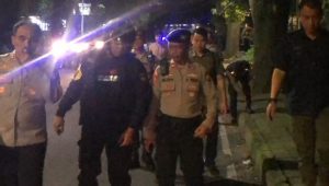 Polisi saat mengamankan bentrok ormas di Jalan Dayang Sumbi, Bandung, Jawa Barat, Kamis 18/4/2024. I Ist