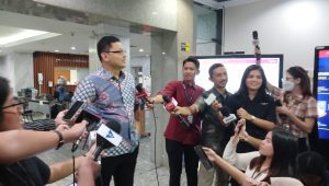 Juru Bicara MK Fajar Laksono memberikan keterangan kepada awak media di Gedung MK, Jakarta, Jumat, 19/4/2024. | Syahrul Baihaqi/Forum Keadilan