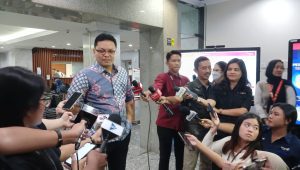 Juru Bicara MK Fajar Laksono memberikan keterangan kepada awak media di Gedung MK, Jakarta, Jumat, 19/4/2024. | Syahrul Baihaqi/Forum Keadilan