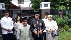 Calon presiden nomor urut 1 Anies Baswedan saat menyambangi rumah dinas calon wakil presidennya, Muhaimin Iskandar di Jalan Widya Chandra, Kebayoran Baru, Jakarta Selata, Sabtu, 20/4/2024.