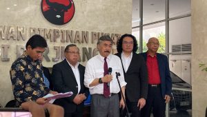 Ketua Tim Hukum PDI Perjuangan Prof. Gayus Lumbuun saat memberikan keterangan terkait perkembangan gugatannya ke PTUN, di Kantor DPP PDIP, Jalan Diponegoro, Jakarta Pusat, Selasa 23/4/2024. | Ari Kurniansyah/Forum Keadilan