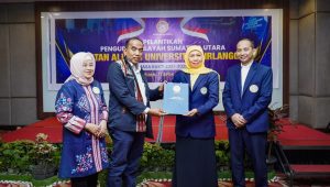 Ketua IKA UNAIR Khofifah Indar Parawansa melantik Dr Bakhrul Khair Amal sebagai Ketua Pengurus IKA UNAIR Wilayah Sumatra Utara periode 2021-2025 di Kota Medan, Selasa, 23/4/2024. I Ist