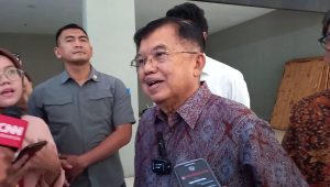 Wakil Presiden RI ke-10 dan ke-12 Jusuf Kalla (JK) usai mengisi acara di Universitas Indonesia (UI) Depok, Kamis, 25/4/2024. I M. Haifd/Forum Keadilan