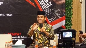 Pengamat Politik dari Lingkar Madani, Ray Rangkuti saat menjadi narasumber di salah satu acara di Sajoe Cafe Tebet, Jakarta Selatan, Jumat, 26/4/2024 | M. Hafid/Forum Keadilan