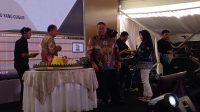 Ketua Bawaslu usai memotong tumpeng dalam acara HUT ke 16 Bawaslu di halaman Gedung Bawaslu RI, Jakarta Pusat, Selasa, 16/4/2024.