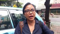 Pakar hukum, Bivitri Susanti saat ditemui di Sajoe Cafe Tebet, Jakarta Selatan, Jumat, 26/4/2024.
