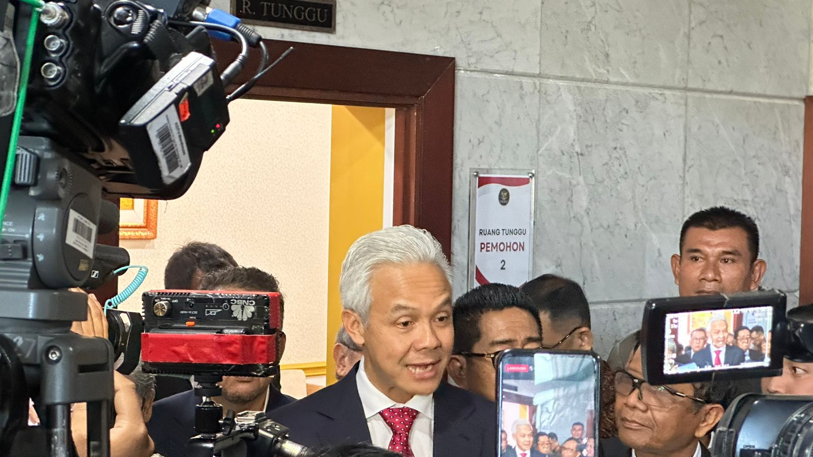 Ganjar Pranowo usai pembacaan sidang putusan di Gedung MK, Jakarta Pusat, Senin 22/4/2024.