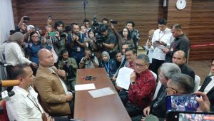 Sekjen PDIP Hasto Kristiyanto bersama Ketua DPP Djarot Saiful Hidayat, serta beberapa anggota tim hukum TPN Ganjar-Mahfud menyerahkan amicus curiae Megawati Soekarnoputri | Syahrul Baihaqi/Forum Keadilan