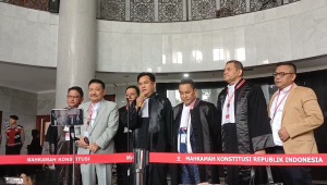 Ketua Tim Pembela Prabowo-Gibran, Yusril Ihza Mahendra, memberikan keterangan pers setelah sidang sengketa Pilpres MK, Senin, 1/4/2024 | Syahrul Baihaqi/Forum Keadilan