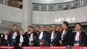 Kuasa hukum Timnas Amin Bambang Widjojanto memberikan keterangan pers setelah sidang sengketa PIlpres MK, Senin, 1/4/2024. | Syahrul Baihaqi/Forum Keadilan