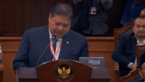 Menteri Koordinator Bidang Perekonomian Airlangga Hartarto dalam sidang sengketa perselisihan hasil pemilihan umum (PHPU) Pilpres 2024 yang digelar di Gedung Mahkamah Konstitusi, Jumat, 5/5/24. | Youtube Mahkamah Konstitusi