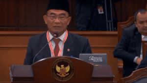Menteri Koordinator Bidang Pembangunan Manusia dan Kebudayaan (Menko PMK) Muhadjir Effendy dalam sidang sengketa perselisihan hasil pemilihan umum (PHPU) Pilpres yang digelar si Gedung Mahkamah Konstitusi, Jakarta, Jumat, 5/4/24. | Youtube Mahkamah Konstitusi