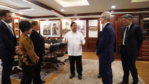 CEO Apple Tim Cook bertemu dengan Menteri Pertahanan (Menhan) Prabowo Subianto di Kantor Kementerian Pertahanan (Kemenhan), Jakarta Pusat, Rabu, 17/4/2024. | Dok Biro Humas Setjen Kemhan