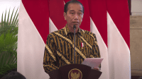 Presiden Joko Widodo (Jokowi) memberikan arahan kepada beberapa Kementerian dan lembaga di acara peringatan 22 tahun Gerakan Nasional Anti Pencucian Uang dan Pencegahan Pendanaan Terorisme (APU PPT) di Istana Negara, Jakarta, Rabu, 17/4/2024. | Youtube Sekretariat Presiden