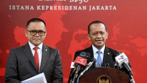 Menteri Pendayagunaan Aparatur Negara dan Reformasi Birokrasi (Menpan-RB) Abdullah Azwar Anas bersama Menteri Investasi Bahlil Lahadalia saat memberikan keterangan pers | Dok BPMI Setpres/Rusman