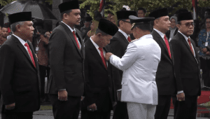 Menteri Dalam Negeri (Mendagri) Tito Karnavian memberikan 14 kepala daerah menerima penghargaan Satyalancana Karya Bhakti Praja Nugraha, upacara Hari Otonomi Daerah (Otda) XXVIII, di Balai Kota Surabaya, Kamis, 25/4/2024. | Youtube Kemendagri RI