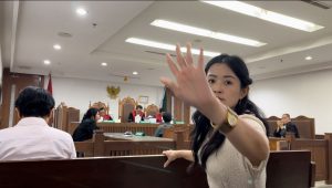 Istri terdakwa kasus Tindak Pidana Pencucian Uang (TPPU) dan penipuan serta penggelapan puluhan miliar rupiah Edi Gunawan di Pengadilan Tindak Pidana Korupsi (Tipikor) Jakarta Pusat, Kamis, 4/4/2024 | Merinda Faradianti/Forum Keadilan