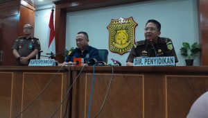 Kapuspen Kejagung RI Ketut Sumedana (kiri) bersama Direktur Penyidikan Kuntadi (kanan) di Media Center Kejagung RI, Jakarta Selatan, Senin, 1/4/2024 | Novia Suhari/Forum Keadilan
