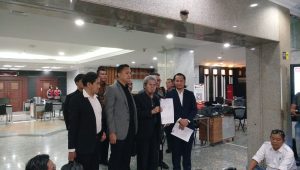 Tim hukum Ganjar Pranowo-Mahfud MD menyerahkan kesimpulan sengketa Perselisihan Hasil Pemilihan Umum (PHPU) Pilpres 2024 ke Mahkamah Konstitusi (MK), Selasa, 16/4/2024 | Syahrul Baihaqi/Forum Keadilan