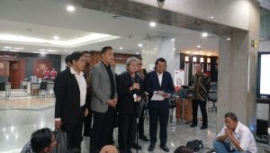 Tim hukum Ganjar Pranowo-Mahfud MD menyerahkan kesimpulan sengketa Perselisihan Hasil Pemilihan Umum (PHPU) Pilpres 2024 ke Mahkamah Konstitusi (MK), Selasa, 16/4/2024