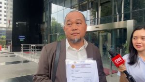 Koordinator Masyarakat Antikorupsi Indonesia (MAKI) Boyamin Saiman saat memberikan keterangan kepada media, di Gedung Merah Putih KPK RI, Kuningan, Jakarta Selatan, Jumat, 26/4/2024 | Ari Kurniansyah/Forum Keadilan