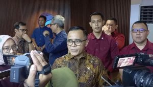 MenPan-RB Azwar Anas usai konferensi pers di Gedung Kominfo, Jakarta Pusat, Rabu, 17/4/2024 | M. Hafid/Forum Keadilan