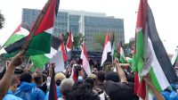 Para pembela Palestina melakukan demo di depan Gesung Kedubes Amerika, Jakarta, Jumat, 5/4/2024 | M. Hafid/Forum Keadilan