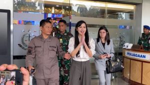 Sandra Dewi keluar dari Gedung Jaksa Agung Muda Bidang Pidana Militer di kawasan Kejaksaan Agung RI, Jakarta Selatan, Kamis, 4/4/2024 | Ari Kurniansyah/Forum Keadilan