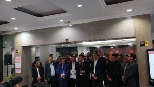 Tim Hukum Prabowo Subianto-Gibran Rakabuming Raka selaku pihak terkait pada sengketa Pilpres 2024 menyerahkan kesimpulan ke Mahkamah Konstitusi (MK), Selasa, 16/4/2024 | Syahrul Baihaqi/Forum Keadilan