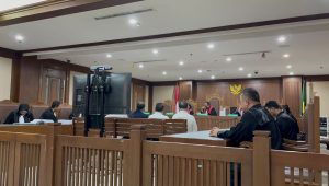 Empat terdakwa dalam korupsi pembangunan Gereja Kingmi Mile 32 di Kabupaten Mimika, Provinsi Papua Tengah saat mendengarkan tuntutan JPU di Pengadilan Tipikor Jakarta Pusat, Rabu, 15/5/2024 | Merinda Faradianti/Forum Keadilan