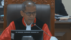 Ketua Sidang Panel II Mahkamah Konstitusi Saldi Isra menegur kuasa hukum pihak terkait karena tidak memberikan dokumen keterangan pihak terkait | YouTube Mahkamah Konstitusi