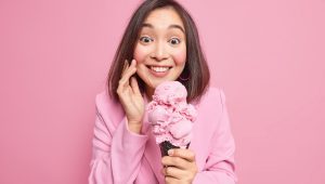 Ilustrasi makan es krim
