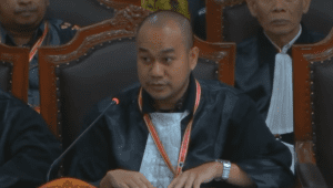 Kuasa hukum pihak termohon (KPU) Dani Fahrozi Nasution saat membacakan jawaban atas permohonan perkara nomor 40-02-04-33/PHPU.DPR-DPRD-XXII/2024 yang diajukan oleh Willem Frans Ansanay, calon legislatif (caleg) perseorangan dari Partai Golkar | YouTube Mahkamah Konstitusi