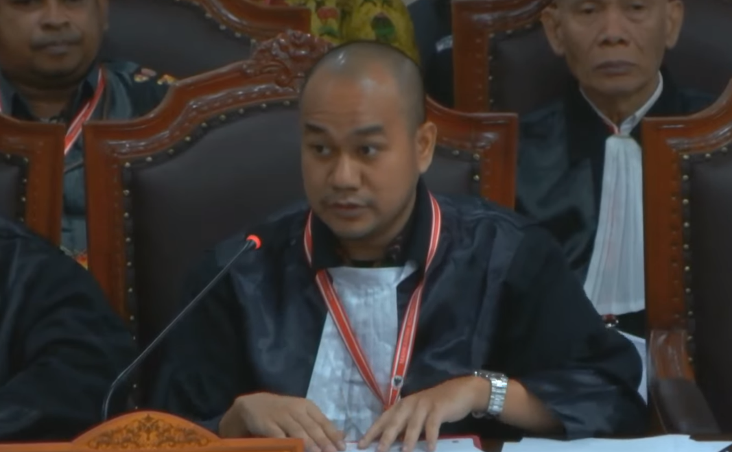 Kuasa hukum pihak termohon (KPU) Dani Fahrozi Nasution saat membacakan jawaban atas permohonan perkara nomor 40-02-04-33/PHPU.DPR-DPRD-XXII/2024 yang diajukan oleh Willem Frans Ansanay, calon legislatif (caleg) perseorangan dari Partai Golkar | YouTube Mahkamah Konstitusi