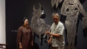 Presiden Republik Indonesia (RI) ke-5 Megawati Soekarnoputri bersama Butet Kartaredjasa di Galeri Nasional Indonesia, Jakarta Pusat, Senin, 13/5/2024 | M. Hafid/Forum Keadilan