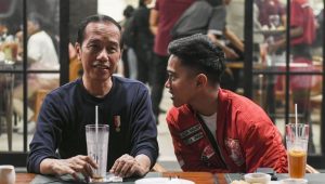 Potret Presiden Joko Widodo dan anak sulungnya Kaesang Pangarep