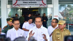 Presiden Joko Widodo (Jokowi) memberikan keterangan pers di BLUD Rumah Sakit Konawe di Kabupaten Konawe, Sulawesi Tenggara pada Selasa, 14/05/2024. | Dok - BPMI Setpres/Vico