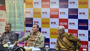 Ketua Dewan Pengawas (Dewas) Komisi Pemberantasan Korupsi (KPK) Tumpak H Panggabean (tengah) saat memberikan keterangan kepada media, di gedung lama KPK, Selasa, 21/5/2024 | Ari Kurniansyah/Forum Keadilan