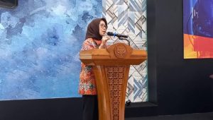 Ketua Dewan Pers Ninik Rahayu saat memberikan sambutan dalam acara diskusi yang diadakan oleh Ikatan Jurnlias Televisi Indonesia (IJTI) di Gedung Dewan Pers, Jakarta Pusat, Rabu, 15/5/2024. M. Hafid/Forum Keadilan
