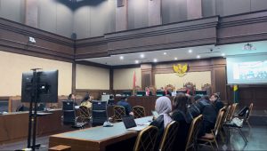 Anggota III Badan Pemeriksa Keuangan (BPK) Achsanul Qosasi (AQ) saat mendengarkan tuntutan JPU KPK di Pengadilan Tipikor Jakarta Pusat, Selasa 21/5/2024. I Merinda Faradianti/Forum Keadilan
