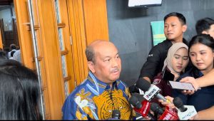 Kuasa hukum mantan anggota III BPK Achsanul Qosasi, Soesilo Aribowo saat memberikan keterangan di Pengadilan Tipikor Jakarta Pusat, Selasa 21/5/2024. I Merinda Faradianti/Forum Keadilan