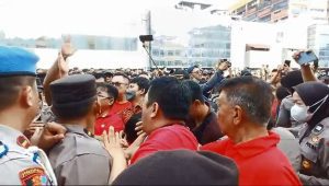 Aksi saling dorong antara warga dan aparat gabungan saat proses eksekusi lahan di Tangki Mall, Mangga Besar, Senin, 27/5/2024. I Syarhul Baihaqi/Forum Keadilan