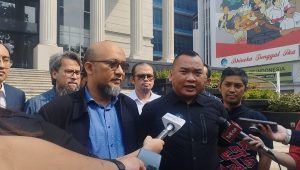 Praswad Nugraha (Kanan) dan Novel Baswedan usai mengajukan gugatan UU KPK ke MK, Selasa, 28/5/2024 | Syahrul Baihaqi/Forum Keadilan