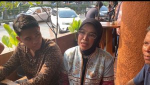 Mantan Wakil Bupati (Wabup) Cirebon Wahyu Tjiptaningsih alias Ayu (tengah), Anak eks Wabup Cirebon, Ramdani Sastra (kiri) di kawasan Kelapa Gading, Jakarta Utara, Rabu, 29/5/2024 | Ari Kurniansyah/Forum Keadilan