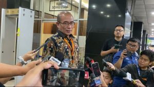 Ketua KPU RI Hasyim Asy'ari saat memberikan keterangan kepada media usai menjalani sidang kode etik secara tertutup terkait dugaan kasus asusila terhadap seorang wanita anggota PPLN, di kantor DKPP, Gambir, Jakarta Pusat, Selasa, 22/5/2024 | Ari Kurniansyah/Forum Keadilan