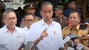 Presiden Joko Widodo (Jokowi) memberikan keterangan pers usai meninjau Pasar Baru, Kabupaten Karawang, Jawa Barat, pada Rabu, 8/5/2024 | YouTube Sekretariat Presiden